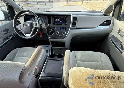 2018 Toyota Sienna Le 8-Passenger z USA, uszkodzony, nr VIN 5TDKZ3DC1JS925096